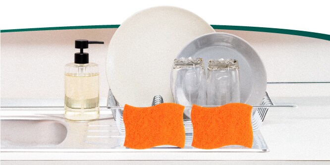 Utensilios de cocina y Fibra Cero Rayas Scotch-Brite sobre la superficie de un lavabo..
