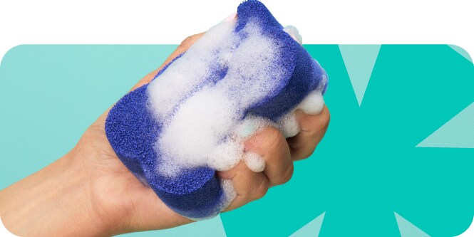 Mano sosteniendo la fibra scrub-&-wipe de brite por scotch-brite. 
