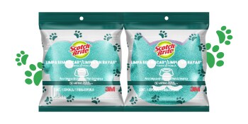 Dos paquetes de rodillos Scotch-Brite atrapa pelo de mascota sobre fondo blanco.
