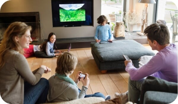 Familia pasando un buen momento en su hogar