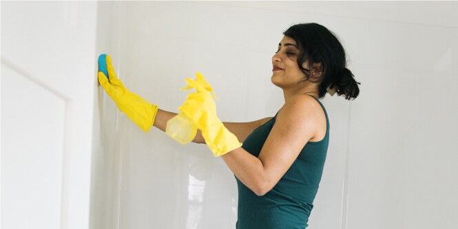Limpieza de mosaicos en baño con Esponja Cero Rayas Baño Scoth-Brite..
